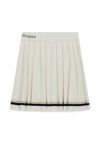 Jupe plissée blanche avec une ceinture noire arborant le logo "GUESS". Bordée de rayures dorées et bleu marine le long de l'ourlet. Texture de tissu douce.