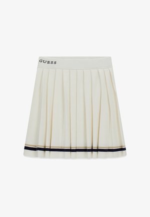 Weißer plissierter Rock mit einem schwarzen Bund, der das "GUESS"-Logo zeigt. Am Saum mit goldenen und marineblauen Streifen verziert. Weiche Stoffstruktur.