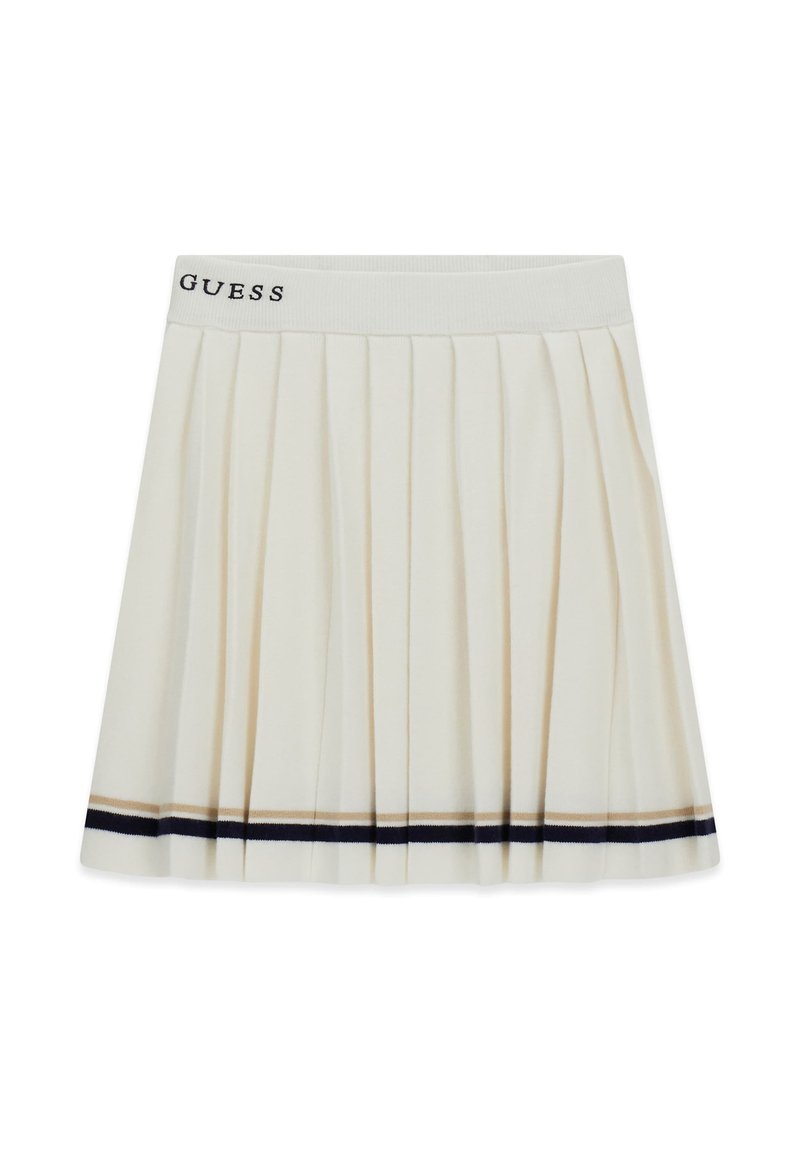 Jupe plissée blanche avec une ceinture noire arborant le logo "GUESS". Bordée de rayures dorées et bleu marine le long de l'ourlet. Texture de tissu douce.