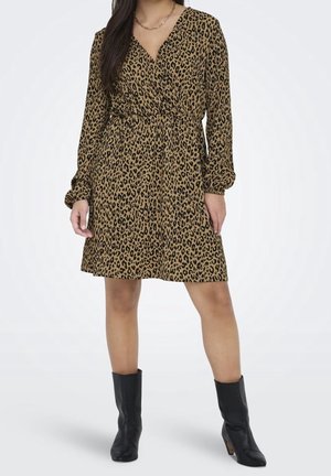 Abito a maniche lunghe in stile avvolgente color marrone con stampa leopardata nera, con cintura in vita, abbinato a stivali neri alla caviglia.