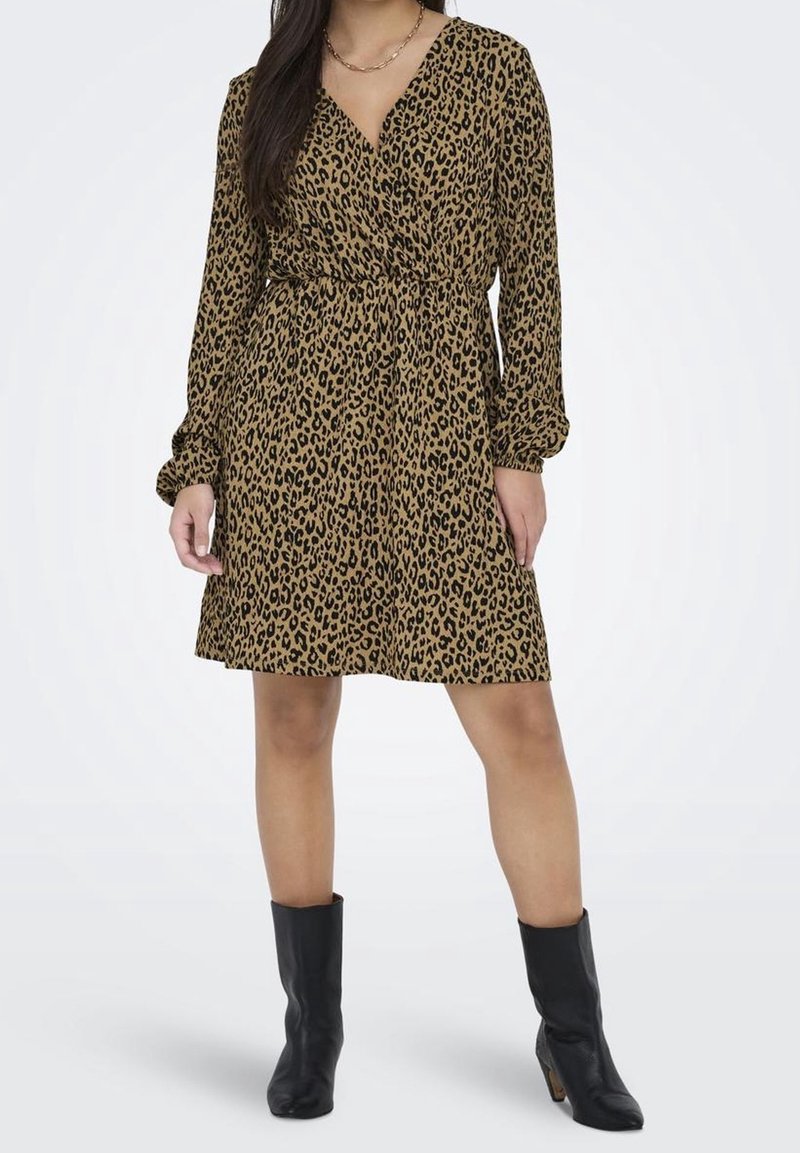 Langärmliges, Wickelkleid in Braun mit schwarzem Leopardenmuster, tailliert in der Taille, kombiniert mit schwarzen Knöchelstiefeln.