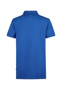 Modrá polo tričko, krátké rukávy, klasický límeček, hladká textura, rovný lem, minimalistický design, vhodné pro volnočasové nošení.