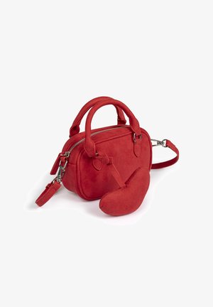 Petit sac à main rouge en daim avec double poignée, fermeture éclair, bandoulière amovible et pochette en forme de cœur attachée.