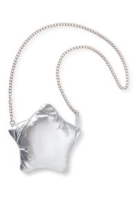 Srebrna torebka w kształcie gwiazdy wykonana z błyszczącego materiału z łańcuszkowym paskiem. Gładka faktura i wyściełany design z minimalistycznymi elementami metalowymi.