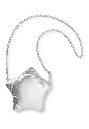 Stříbrná peněženka ve tvaru hvězdy z lesklého materiálu s řetízkovým popruhem. Hladká textura a polstrovaný design, s minimálními kovovými detaily.