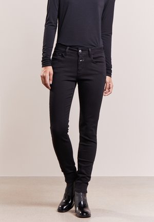 Sorte denim jeans med en slim fit, der har forlommer, en knaplukning og en glat, blød tekstur. Båret med en langærmet top.