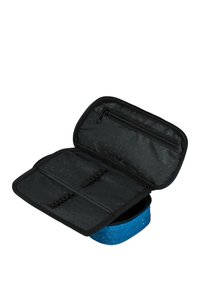 Blauer Hartschalenkoffer mit strukturiertem Äußeren, schwarzem Reißverschluss-Innenraum und mehreren elastischen Riemen zur Organisation. Reißverschlusstasche enthalten.