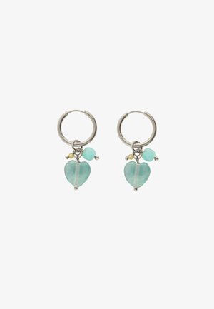 Pendientes de aro plateados con colgantes en forma de corazón azul claro y pequeñas cuentas redondas sobre fondo blanco.