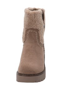 Stivale alla caviglia color tan con una tomaia morbida e pelosa e una finitura in suede liscia. Presenta cuciture decorative e suola in gomma per un'ottima trazione.