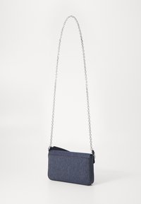 Denim crossover-bag med sølvkjede stropp, rektangulær form, glatt tekstur og kontraststing. Har en glidelåslomme.