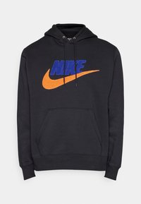 Czarna bluza z kapturem z dużym niebieskim logo "NIKE" i pomarańczowym symbolem. Posiada przednią kieszeń oraz sznurki przy kapturze. Miła w dotyku.