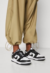 Nike Sportswear Träningsbyxor - olive