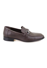 Bruine leren loafers met een gestructureerde afwerking, ronde neus en een gespaccent op de bovenkant. Platte zool met een minimale hakhoogte.