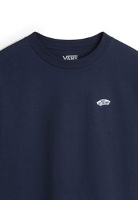 Marineblauwe katoenen t-shirt met een ronde hals, voorzien van een wit Vans "Off the Wall" logo gedrukt op de linkerkant van de borst. Zachte textuur.