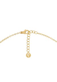 Złoty łańcuszek bransoletki z zapięciem typu lobster, o regulowanej długości i małym okrągłym zawieszku z logo. Gładka tekstura.