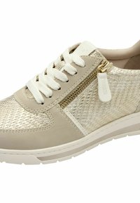 Baskets beiges avec des accents métalliques tissés, tige texturée, lacets blancs, fermeture éclair sur le côté et semelle épaisse pour la stabilité.