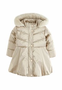 Giubbotto imbottito beige con cappuccio bordato in pelliccia, chiusura a bottoni a pressione e fondo svasato. Tessuto leggero e strutturato con dettagli cuciti.