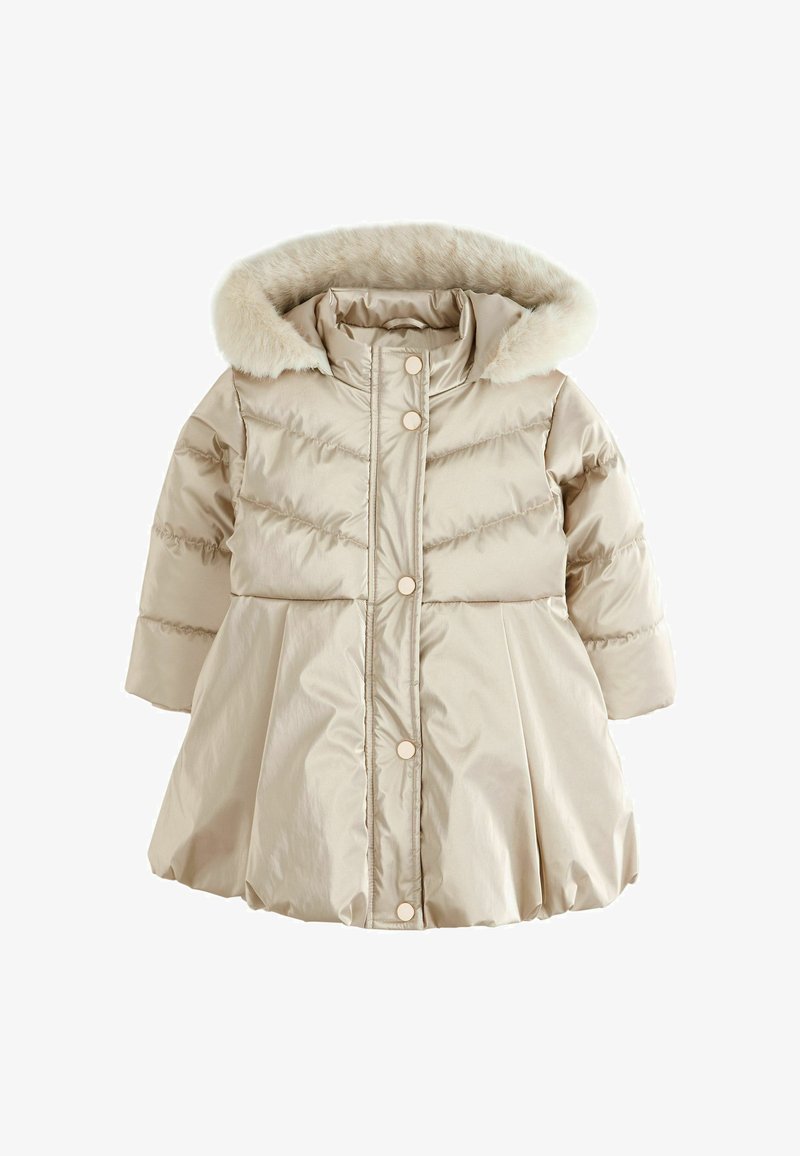 Giubbotto imbottito beige con cappuccio bordato in pelliccia, chiusura a bottoni a pressione e fondo svasato. Tessuto leggero e strutturato con dettagli cuciti.
