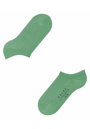 Grüne No-Show-Socken aus einem glatten Material, mit verstärkter Zehen- und Fersenpartie. In schwarzem Text steht "FALKE ACTIVE BREEZE 35-38".