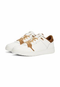 Baskets en cuir blanc avec des accents beiges, bout rond, semelle texturée et lacets contrastants. Logo de la marque affiché sur le côté.