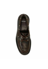 Donkerbruin leren bootschoen met vetersluiting, contrasterende stiksels en een ronde neus. Het interieur heeft een zachte textuur.