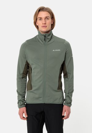 Groene ritsjack met een gestructureerde afwerking, contrast donkere groene zijpanelen en twee ritszakken. Voorzien van een hoge kraag en een getailleerd ontwerp.