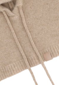 Material tricotat bej cu tiv cu nervuri, având două șnururi și o mică etichetă dreptunghiulară din piele brodată cu logo-ul embosat.