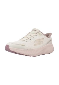 Zapatilla de running Skechers en crema y rosa. Cuenta con parte superior de malla transpirable, suave amortiguación y suela de goma texturizada para tracción.