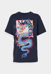 Granatowy bawełniany t-shirt z kolorową grafiką smoka z misternymi łuskami, kwiatowymi akcentami oraz napisem „MAX” wyraźną czcionką.