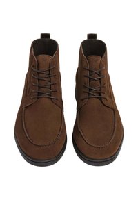 Para brązowych zamszowych botków za kostkę na sznurówki z czarnymi podeszwami, zaokrąglonymi noskami i pętlami z tyłu, widok z góry.