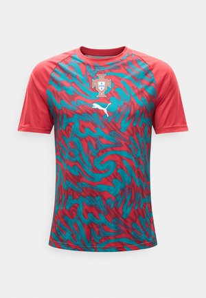 Rotes und türkisfarbenes, abstrakt gemustertes kurzärmeliges Sporttrikot mit dem Portugal-Fußballwappen und weißem Puma-Logo auf der Brust.