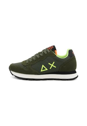 Baskets vert olive avec logo jaune fluo, semelle noire et blanche, lacets gris et accents orange, montrées de côté.