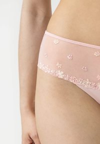 Rosa durchsichtige Unterwäsche mit floralem Stickmuster. Weicher Stoff, elastischer Bund und dekorativer Saum mit kleinen Blumen und Schmetterlingen.