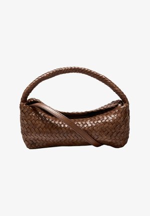 Tkaná hnědá kožená taška s prohnutým uchem a odnímatelným ramenním popruhem; má strukturovaný povrch a zaoblený tvar.