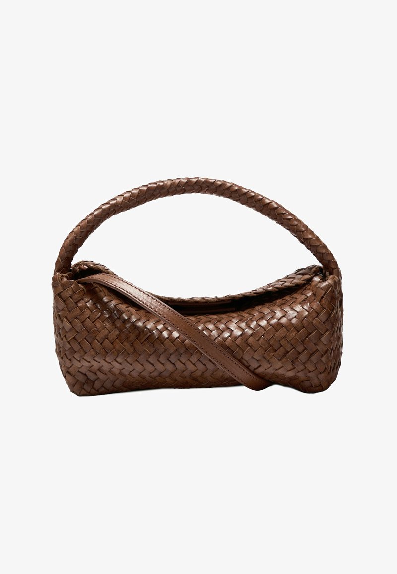 Gevlochten bruine leren tas met een gebogen handvat en een afneembare schouderriem; beschikt over een gestructureerd oppervlak en een ronde vorm.
