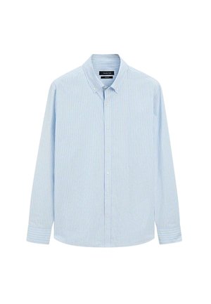 Camicia chiara blu con strisce bianche verticali, maniche lunghe e colletto classico. Realizzata in un tessuto a trama liscia.
