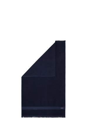 Sciarpa rettangolare blu navy scuro con una sottile striscia orizzontale vicino a un bordo e piccolo dettaglio di frange su entrambe le estremità.