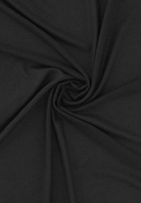 Czarna tkanina o miękkiej teksturze, z gładką, równą powierzchnią i delikatnym połyskiem, zebrana w spiralny kształt.