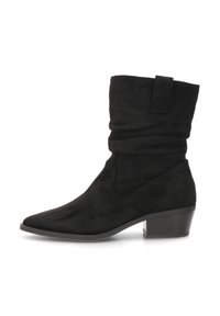 Botín de ante negro con diseño arrugado, puntera afilada y tacón bajo. Presenta costuras minimalistas y una textura suave.