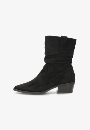 Botín de ante negro con diseño arrugado, puntera afilada y tacón bajo. Presenta costuras minimalistas y una textura suave.