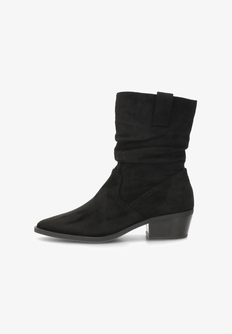 Botín de ante negro con diseño arrugado, puntera afilada y tacón bajo. Presenta costuras minimalistas y una textura suave.