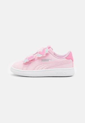 Pink børnesneaker fra Puma med hvid sål, velcrobånd dekoreret med hjerte- og stjerneformer og Puma-logo på siden.