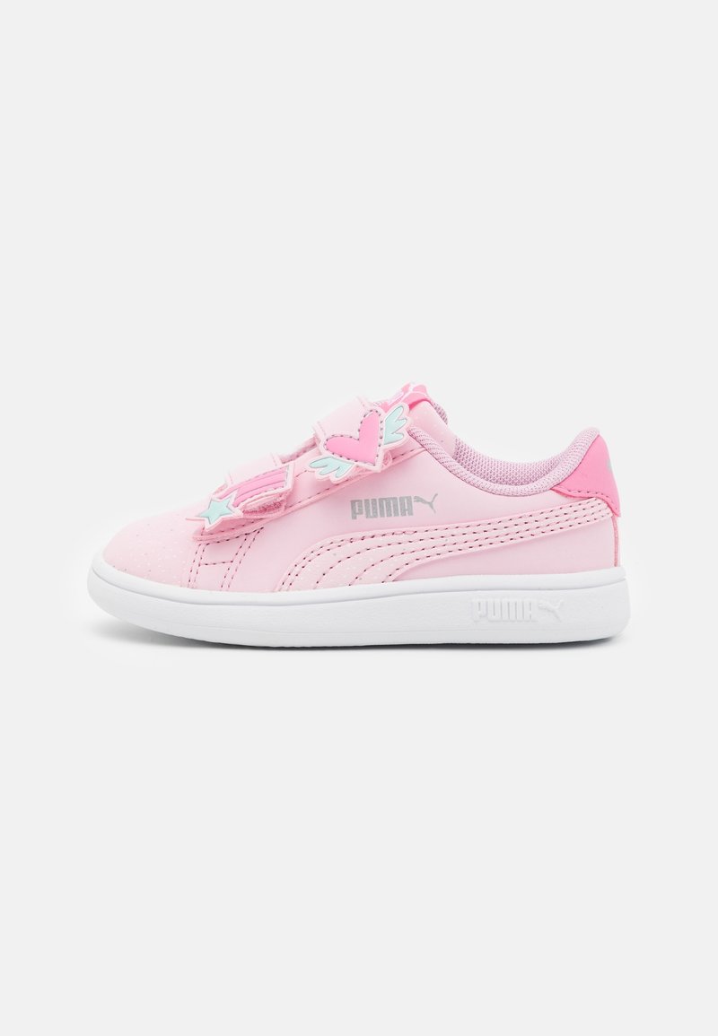Baskets pour enfants Puma roses avec semelle blanche, brides velcro décorées de formes de cœur et d'étoile, et logo Puma sur le côté.