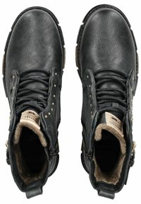 Bottines noires en cuir avec une finition texturée, clous dorés, fermeture à lacets et doublure douce. Présentent des fermetures éclair latérales pour un enfilage facile.