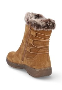 Botas de tobillo de ante marrón con un collar de piel sintética y correas decorativas. Presenta un zipper lateral y una suela de goma texturizada.
