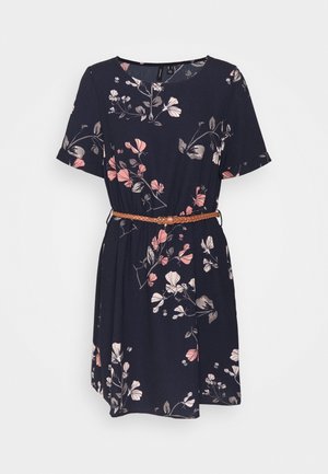 Robe bleu marine à manches courtes avec imprimé floral rose et blanc, taille cintrée avec une fine ceinture tressée marron.