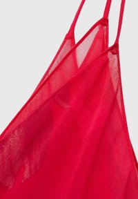 Camisă roșie din material transparent, cu bretele ajustabile, având o textură moale și ușoară. Materialul are un finisaj neted și o transparență subtilă.