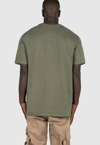 MJ Gonzales MÄNNER WORLDWIDE X HEAVY OVERSIZED - Nyomott mintás póló - olive