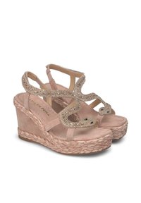 Sandali con zeppa in suede rosa chiaro con suola in corda intrecciata, caratterizzati da un motivo decorativo a serpente in perline sulle cinghie.