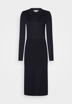 Schwarzes Midi-Kleid mit langen Ärmeln, Polokragen, geripptem Taillendetail und kleinem Logo auf der Brust.